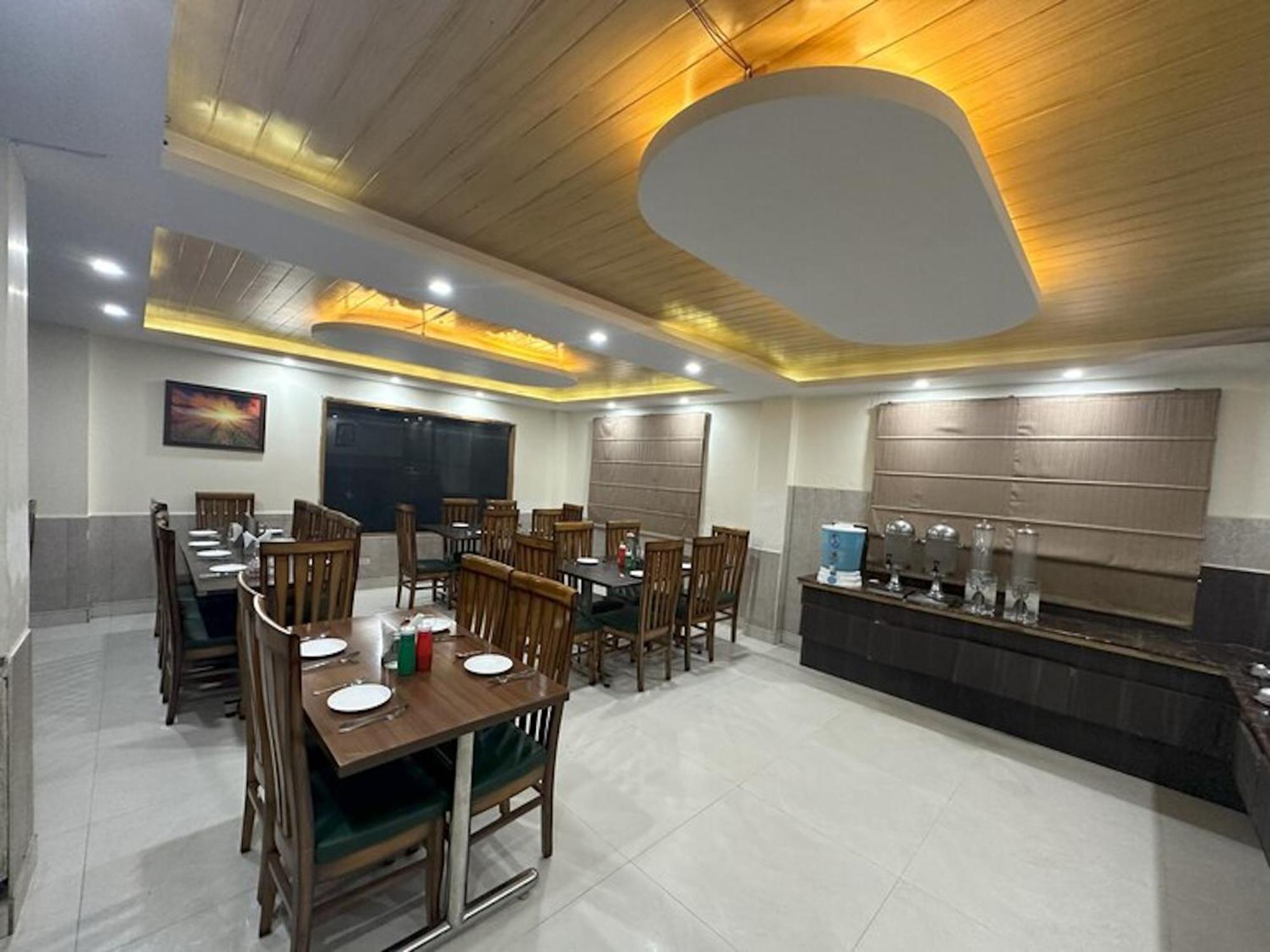 Hotel Manali Queen Екстер'єр фото